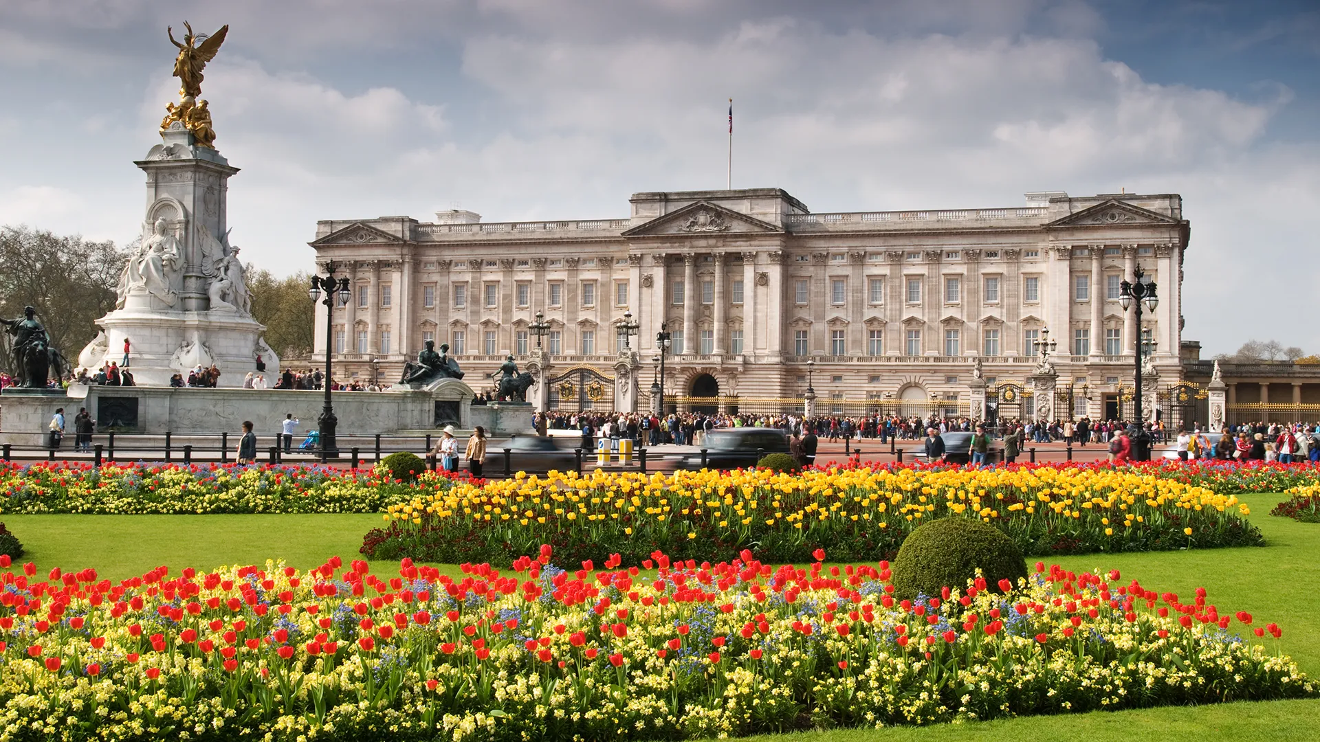 Top 10 Places to Visit in London: Buckingham Palace