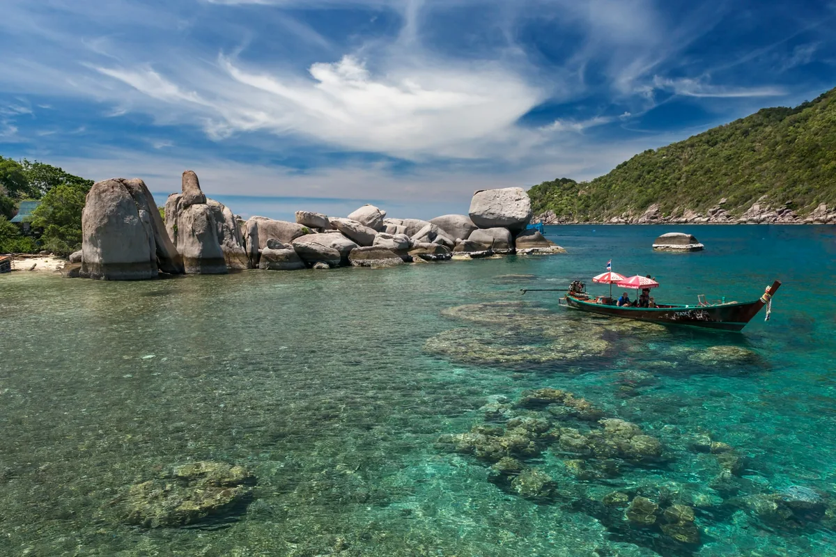 Granite boulders and clear water at Koh Nang Yuan near Koh Tao