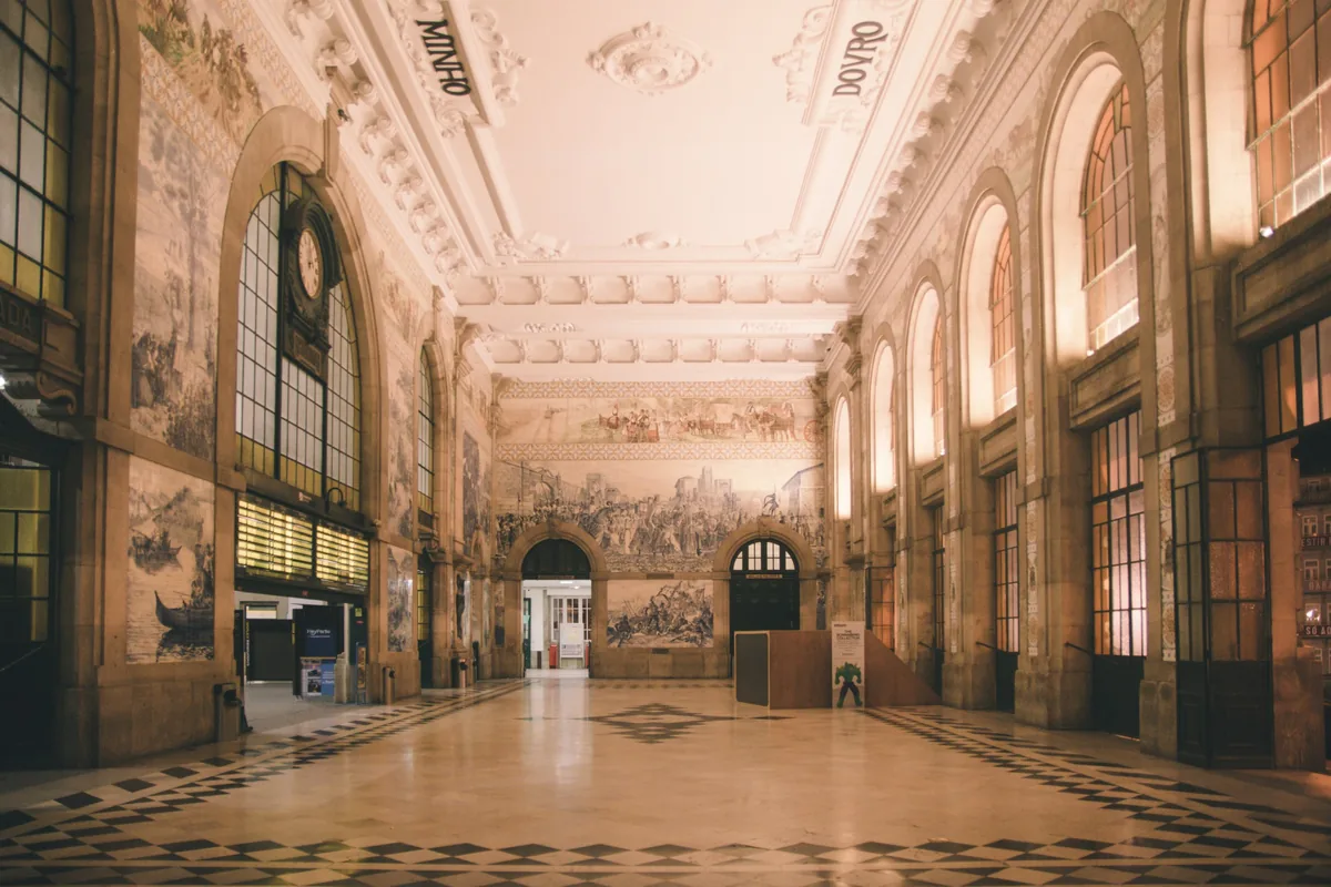 Blue and white azulejo tiles in the entrance hall of São Bento station